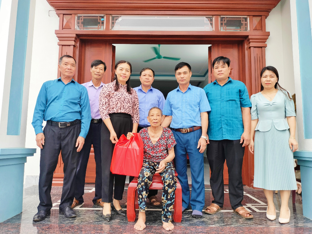 Thăm tặng quà Cựu thanh niên Xung phong nhân kỷ niệm 70 năm chiến thắng lịch sử Điện Biên Phủ|https://hopduc-tanyen.bacgiang.gov.vn/chi-tiet-tin-tuc/-/asset_publisher/Enp27vgshTez/content/tham-tang-qua-cuu-thanh-nien-xung-phong-nhan-ky-niem-70-nam-chien-thang-lich-su-ien-bien-phu