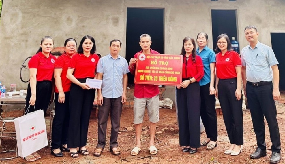 Hội chữ thập đỏ tỉnh trao tiền hỗ trợ xây dựng nhà tại Quế Nham|https://hopduc-tanyen.bacgiang.gov.vn/chi-tiet-tin-tuc/-/asset_publisher/Enp27vgshTez/content/hoi-chu-thap-o-tinh-trao-tien-ho-tro-xay-dung-nha-tai-que-nham/22783